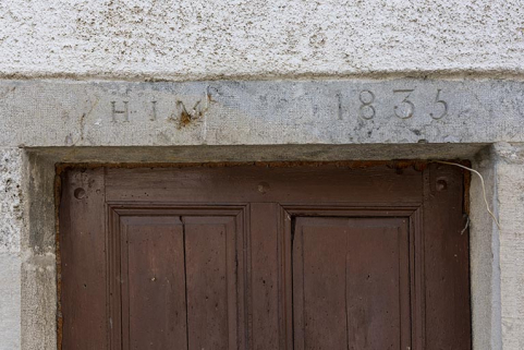 Cave d'affinage : linteau daté 1835, avec initiales. © Région Bourgogne-Franche-Comté, Inventaire du patrimoine Cave d'affinage : linteau daté 1835, avec initiales. © Région Bourgogne-Franche-Comté, Inventaire du patrimoine