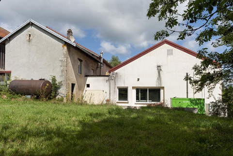 Ancienne maison, chaufferie et atelier de 2012 : façade postérieure, de trois quarts droite. © Région Bourgogne-Franche-Comté, Inventaire du patrimoine Ancienne maison, chaufferie et atelier de 2012 : façade postérieure, de trois quarts droite. © Région Bourgogne-Franche-Comté, Inventaire du patrimoine