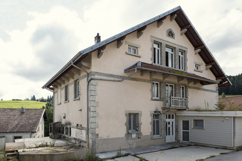 Façade antérieure, de trois quarts gauche. © Région Bourgogne-Franche-Comté, Inventaire du patrimoine Façade antérieure, de trois quarts gauche. © Région Bourgogne-Franche-Comté, Inventaire du patrimoine
