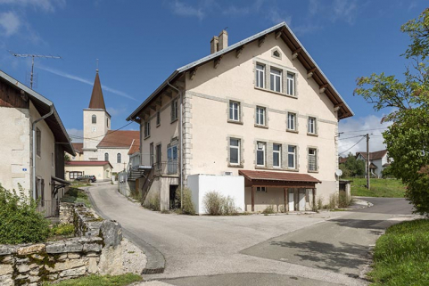 Façade postérieure, de trois quarts gauche. © Région Bourgogne-Franche-Comté, Inventaire du patrimoine Façade postérieure, de trois quarts gauche. © Région Bourgogne-Franche-Comté, Inventaire du patrimoine