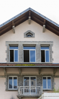 Façade antérieure : travées centrales en partie haute. © Région Bourgogne-Franche-Comté, Inventaire du patrimoine Façade antérieure : travées centrales en partie haute. © Région Bourgogne-Franche-Comté, Inventaire du patrimoine