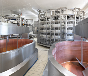 Installation de pressage, vue depuis les cuves. © Région Bourgogne-Franche-Comté, Inventaire du patrimoine Installation de pressage, vue depuis les cuves. © Région Bourgogne-Franche-Comté, Inventaire du patrimoine