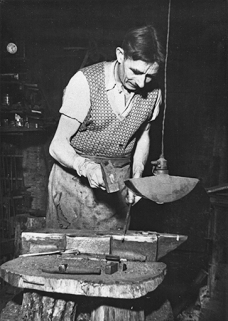 Edouard Faivre dans sa forge, [années 1920]. © Région Bourgogne-Franche-Comté, Inventaire du patrimoine