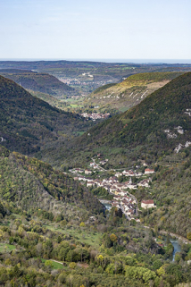 Vallée de la Loue depuis le belvédère du Moine à Renédale. Au premier plan le village de Lods. © Région Bourgogne-Franche-Comté, Inventaire du patrimoine