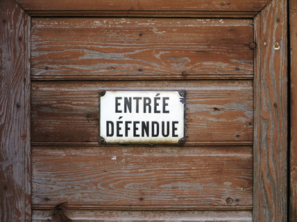 Bâtiment d'eau, façade antérieure : plaque émaillée sur la porte. © Région Bourgogne-Franche-Comté, Inventaire du patrimoine