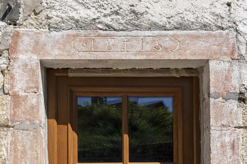 Bâtiment au n° 3 : linteau daté 1815. © Région Bourgogne-Franche-Comté, Inventaire du patrimoine