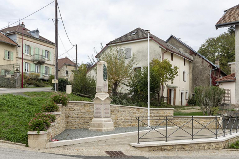 Vue d'ensemble, depuis le sud-ouest. Les bâtiments sont situés entre les comptoirs d'outillage Hugoniot-Perrenoud (visible à gauche) et Hugoniot-Tissot (à droite). © Région Bourgogne-Franche-Comté, Inventaire du patrimoine Vue d'ensemble, depuis le sud-ouest. Les bâtiments sont situés entre les comptoirs d'outillage Hugoniot-Perrenoud (visible à gauche) et Hugoniot-Tissot (à droite). © Région Bourgogne-Franche-Comté, Inventaire du patrimoine