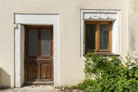 Bâtiment de 1723, façade antérieure : linteau daté et linteau à arcs en accolade. © Région Bourgogne-Franche-Comté, Inventaire du patrimoine Bâtiment de 1723, façade antérieure : linteau daté et linteau à arcs en accolade. © Région Bourgogne-Franche-Comté, Inventaire du patrimoine