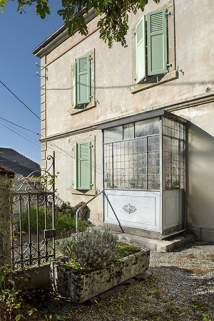 Logement Hugoniot : véranda est, de trois quarts. © Région Bourgogne-Franche-Comté, Inventaire du patrimoine Logement Hugoniot : véranda est, de trois quarts. © Région Bourgogne-Franche-Comté, Inventaire du patrimoine