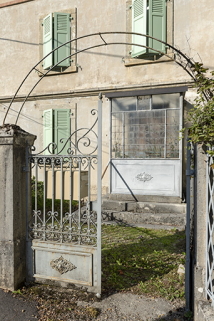 Logement Hugoniot : véranda est, depuis l'entrée. © Région Bourgogne-Franche-Comté, Inventaire du patrimoine Logement Hugoniot : véranda est, depuis l'entrée. © Région Bourgogne-Franche-Comté, Inventaire du patrimoine