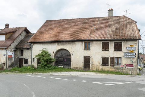 Façade antérieure, sur la rue de Saint-Hippolyte. La forge est abritée dans le corps de bâtiment plus bas à gauche. © Région Bourgogne-Franche-Comté, Inventaire du patrimoine Façade antérieure, sur la rue de Saint-Hippolyte. La forge est abritée dans le corps de bâtiment plus bas à gauche. © Région Bourgogne-Franche-Comté, Inventaire du patrimoine