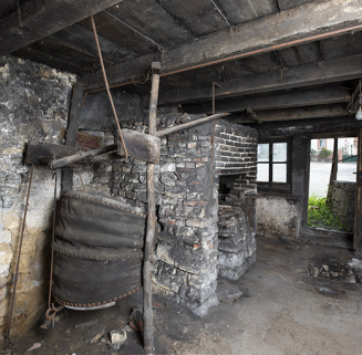Forge : vue d'ensemble, depuis le fond de la première pièce. © Région Bourgogne-Franche-Comté, Inventaire du patrimoine Forge : vue d'ensemble, depuis le fond de la première pièce. © Région Bourgogne-Franche-Comté, Inventaire du patrimoine