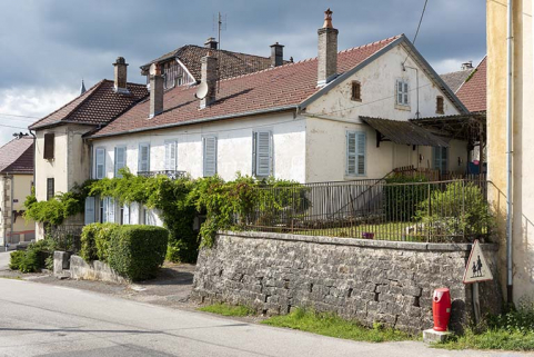 Bâtiment au 8 Grande Rue, de trois quarts droite. © Région Bourgogne-Franche-Comté, Inventaire du patrimoine Bâtiment au 8 Grande Rue, de trois quarts droite. © Région Bourgogne-Franche-Comté, Inventaire du patrimoine