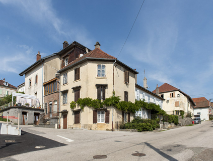 Vue d'ensemble à l'angle de la Grande Rue et de la rue du Chêne. © Région Bourgogne-Franche-Comté, Inventaire du patrimoine