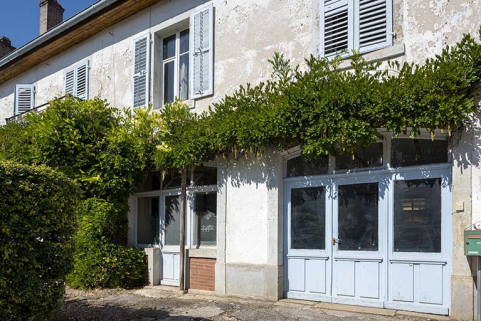 Bâtiment au 8 Grande Rue : portes du magasin. © Région Bourgogne-Franche-Comté, Inventaire du patrimoine Bâtiment au 8 Grande Rue : portes du magasin. © Région Bourgogne-Franche-Comté, Inventaire du patrimoine