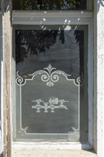 Bâtiment au 8 Grande Rue : fenêtre ornée d'un dessin de tour d'horloger gravé sur le verre. © Région Bourgogne-Franche-Comté, Inventaire du patrimoine Bâtiment au 8 Grande Rue : fenêtre ornée d'un dessin de tour d'horloger gravé sur le verre. © Région Bourgogne-Franche-Comté, Inventaire du patrimoine