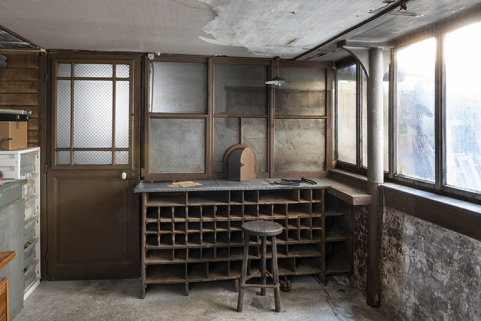 Bâtiment au 2 rue du Chêne, étage de soubassement (magasin industriel) : guichet pour la paie des artisans. © Région Bourgogne-Franche-Comté, Inventaire du patrimoine Bâtiment au 2 rue du Chêne, étage de soubassement (magasin industriel) : guichet pour la paie des artisans. © Région Bourgogne-Franche-Comté, Inventaire du patrimoine