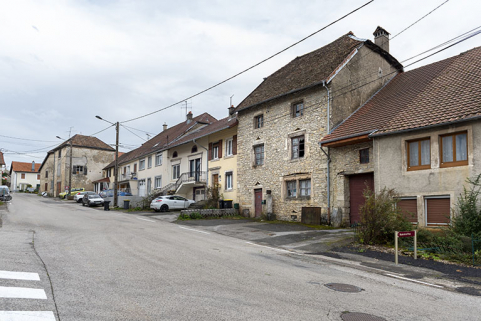 Vue d'ensemble, depuis le nord-ouest (Grande Rue). La maison et la grange sont visibles à droite. © Région Bourgogne-Franche-Comté, Inventaire du patrimoine
