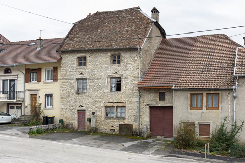 Maison et grange : façade antérieure, de trois quarts droite. © Région Bourgogne-Franche-Comté, Inventaire du patrimoine