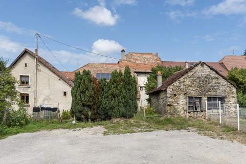 Vue d'ensemble, depuis le sud. La grange et la maison sont partiellement masquées ; la forge est visible à droite. © Région Bourgogne-Franche-Comté, Inventaire du patrimoine