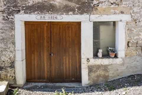 Grange et étable : linteau daté (sur la façade antérieure). © Région Bourgogne-Franche-Comté, Inventaire du patrimoine