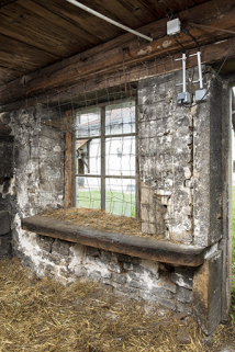 Forge nord : fenêtre et établi. © Région Bourgogne-Franche-Comté, Inventaire du patrimoine Forge nord : fenêtre et établi. © Région Bourgogne-Franche-Comté, Inventaire du patrimoine