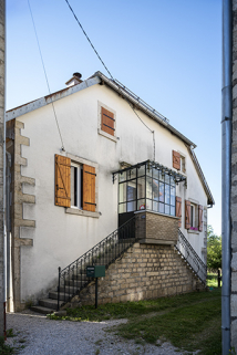 Grange : façade latérale droite, avec accès aux logements à l'étage. © Région Bourgogne-Franche-Comté, Inventaire du patrimoine Grange : façade latérale droite, avec accès aux logements à l'étage. © Région Bourgogne-Franche-Comté, Inventaire du patrimoine