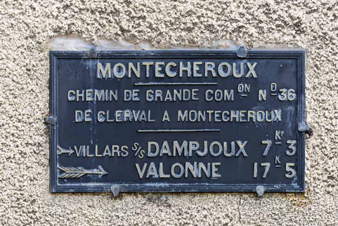 Bureau et logement : panneau indicateur sur la façade latérale droite. © Région Bourgogne-Franche-Comté, Inventaire du patrimoine