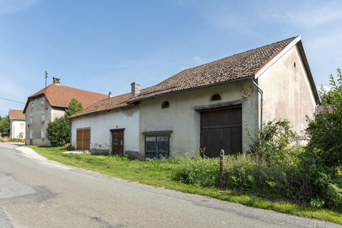 Anciennes grange et écurie, de trois quarts droite. © Région Bourgogne-Franche-Comté, Inventaire du patrimoine