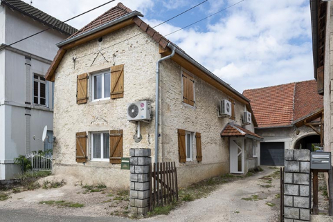 Logement ancien, de trois quarts depuis la rue. © Région Bourgogne-Franche-Comté, Inventaire du patrimoine Logement ancien, de trois quarts depuis la rue. © Région Bourgogne-Franche-Comté, Inventaire du patrimoine