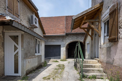Grange, depuis l'entrée de la cour. © Région Bourgogne-Franche-Comté, Inventaire du patrimoine Grange, depuis l'entrée de la cour. © Région Bourgogne-Franche-Comté, Inventaire du patrimoine
