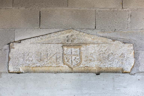 Grange, façade antérieure (partie occidentale) : linteau daté 1802 (remploi). © Région Bourgogne-Franche-Comté, Inventaire du patrimoine Grange, façade antérieure (partie occidentale) : linteau daté 1802 (remploi). © Région Bourgogne-Franche-Comté, Inventaire du patrimoine