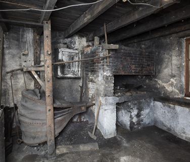 Forge : soufflet, foyer et établi (à droite). © Région Bourgogne-Franche-Comté, Inventaire du patrimoine Forge : soufflet, foyer et établi (à droite). © Région Bourgogne-Franche-Comté, Inventaire du patrimoine