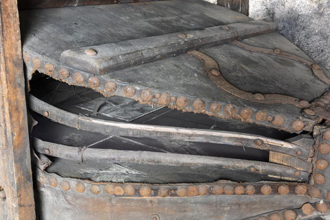 Forge : côté du soufflet en cuir, en mauvais état. © Région Bourgogne-Franche-Comté, Inventaire du patrimoine Forge : côté du soufflet en cuir, en mauvais état. © Région Bourgogne-Franche-Comté, Inventaire du patrimoine