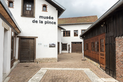 Entrepôt industriel à gauche, atelier de fabrication au fond et pièce de stockage du combustible à droite. © Région Bourgogne-Franche-Comté, Inventaire du patrimoine