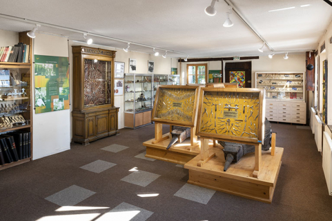 Atelier de fabrication : salle d'exposition du musée au rez-de-chaussée surélevé. © Région Bourgogne-Franche-Comté, Inventaire du patrimoine