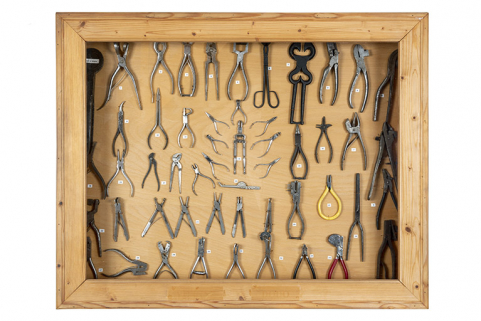 Vitrine : assortiment de pinces. © Région Bourgogne-Franche-Comté, Inventaire du patrimoine