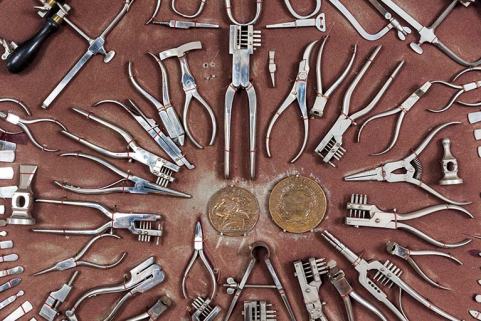 Meuble d'exposition Hugoniot-Tissot : assortiment de pinces, brucelles, etc. (vue rapprochée). © Région Bourgogne-Franche-Comté, Inventaire du patrimoine