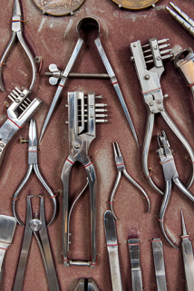 Meuble d'exposition Hugoniot-Tissot : pinces, brucelles et compas. © Région Bourgogne-Franche-Comté, Inventaire du patrimoine