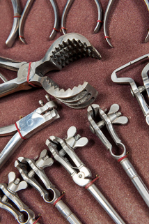 Meuble d'exposition Hugoniot-Tissot : pinces et étaux à main. © Région Bourgogne-Franche-Comté, Inventaire du patrimoine