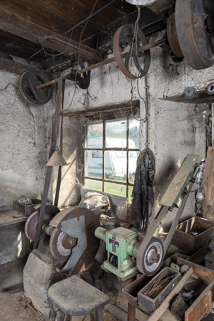 Forge : transmissions et machines contre le mur sud. © Région Bourgogne-Franche-Comté, Inventaire du patrimoine