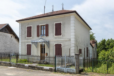 Façade antérieure, de trois quarts droite. © Région Bourgogne-Franche-Comté, Inventaire du patrimoine Façade antérieure, de trois quarts droite. © Région Bourgogne-Franche-Comté, Inventaire du patrimoine