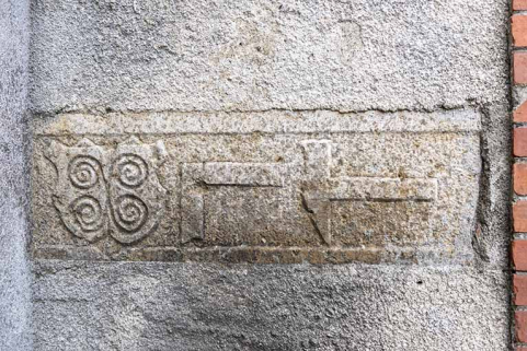 Atelier principal, façade antérieure : pierre sculptée en remploi. © Région Bourgogne-Franche-Comté, Inventaire du patrimoine