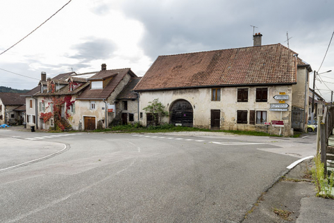 Vue d'ensemble, depuis la rue du Lomont. A gauche, l'atelier de Roger Poulignot. © Région Bourgogne-Franche-Comté, Inventaire du patrimoine