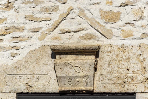 Ancienne ferme (cadastrée 2019 D 700), 9 rue du Lomont : linteau daté 1837 avec pince gravée. © Région Bourgogne-Franche-Comté, Inventaire du patrimoine