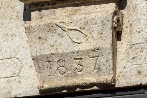 Ancienne ferme (cadastrée 2019 D 700), 9 rue du Lomont : pince gravée et date 1837 (détail). © Région Bourgogne-Franche-Comté, Inventaire du patrimoine