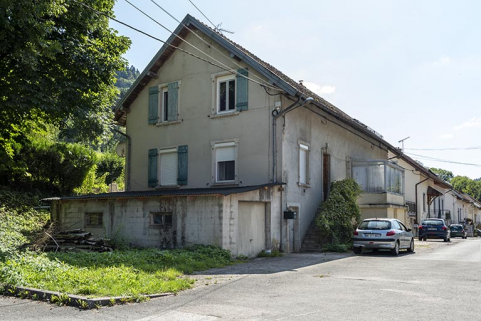 Côté droit de la rue, depuis son extrémité orientale. Au premier plan maison aux n° 117 et 118 (cadastrée AD 160 et 161). © Région Bourgogne-Franche-Comté, Inventaire du patrimoine Côté droit de la rue, depuis son extrémité orientale. Au premier plan maison aux n° 117 et 118 (cadastrée AD 160 et 161). © Région Bourgogne-Franche-Comté, Inventaire du patrimoine