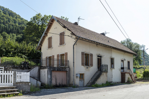 Maison aux n° 109 et 110 (cadastrée AD 157, 158, 172 et 173) : façade antérieure, de trois quarts gauche. © Région Bourgogne-Franche-Comté, Inventaire du patrimoine Maison aux n° 109 et 110 (cadastrée AD 157, 158, 172 et 173) : façade antérieure, de trois quarts gauche. © Région Bourgogne-Franche-Comté, Inventaire du patrimoine