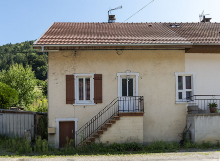 Maison aux n° 111 et 112 (cadastrée AD 155, 156, 169 et 170) : façade antérieure du n° 112. © Région Bourgogne-Franche-Comté, Inventaire du patrimoine Maison aux n° 111 et 112 (cadastrée AD 155, 156, 169 et 170) : façade antérieure du n° 112. © Région Bourgogne-Franche-Comté, Inventaire du patrimoine