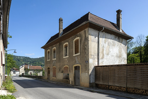 Logement, de trois quarts droite (élévations antérieure et latérale droite). © Région Bourgogne-Franche-Comté, Inventaire du patrimoine Logement, de trois quarts droite (élévations antérieure et latérale droite). © Région Bourgogne-Franche-Comté, Inventaire du patrimoine